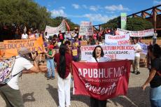 Ato da Educao CAMINHADA PELA NEGOCIAO - UFMG at Mineiro